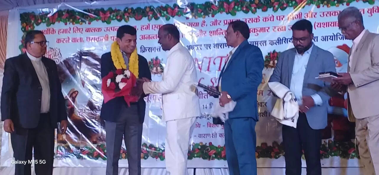 वाराणसी। हर साल की तरह इस वर्ष भी Varanasi Clergy Fellowship की ओर से 14 दिसंबर को क्रिसमस की पूर्व संध्या पर एक भव्य और श्रद्धापूर्ण कार्यक्रम का आयोजन किया गया। यह कार्यक्रम सेंट मैरीज़ कैथेड्रल, कैंट, वाराणसी में संपन्न हुआ। कार्यक्रम में शहर के विभिन्न चर्चों से जुड़े लोग बड़ी संख्या में शामिल हुए।