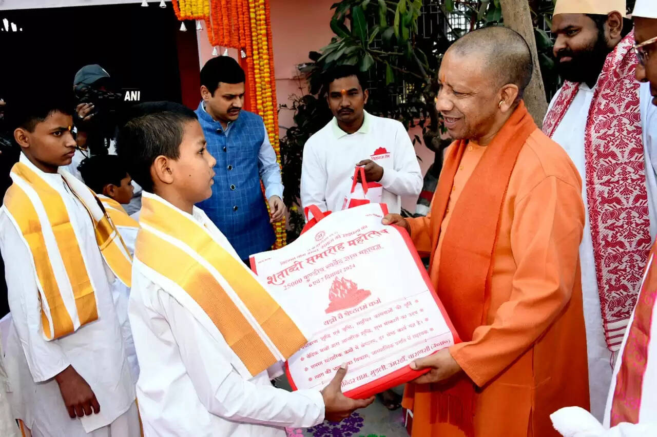 स्वर्वेद महामंदिर में सीएम योगी ने किया यज्ञ और गुरुकुल का उद्घाटन