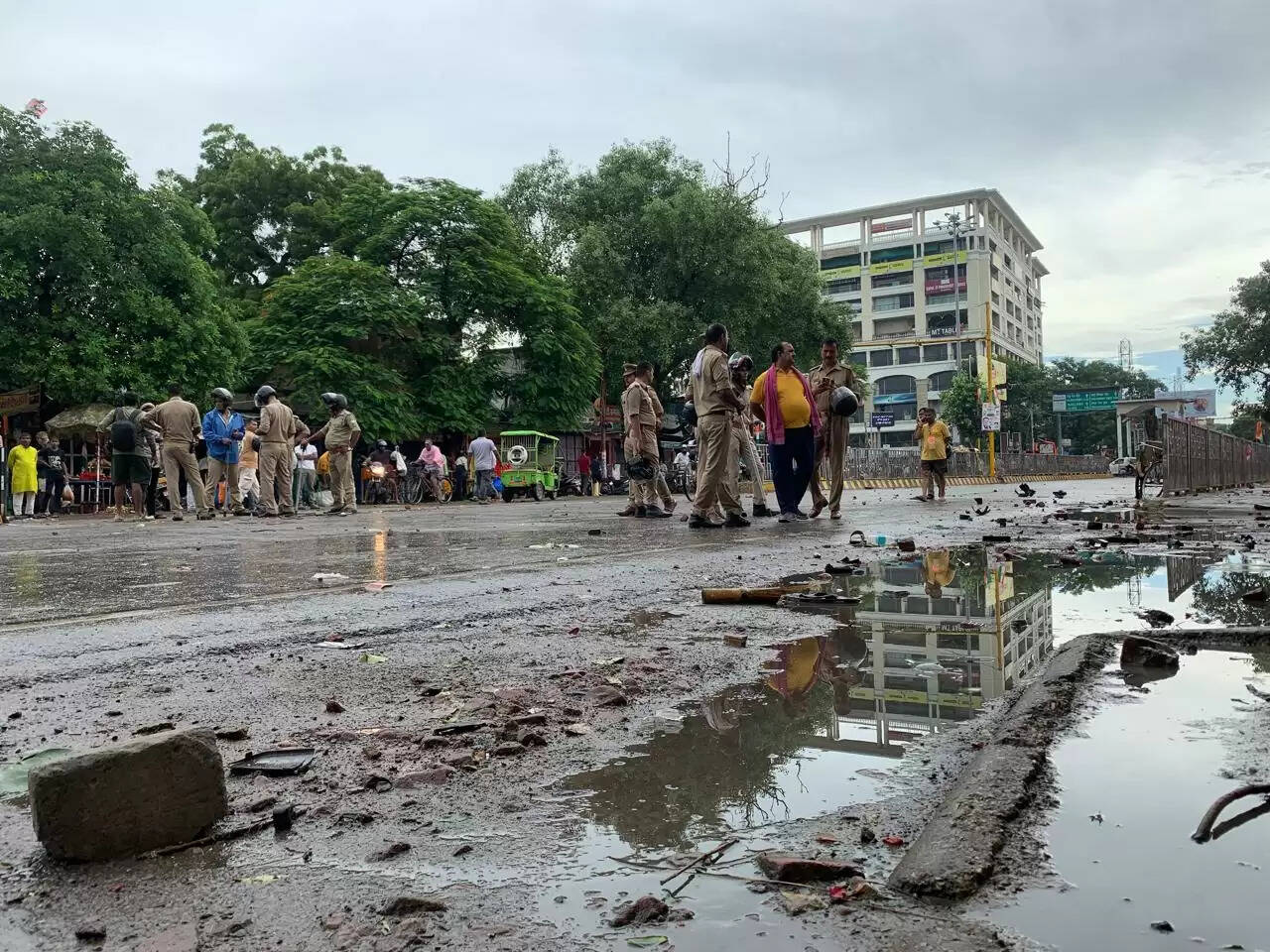 काशी विद्यापीठ गेट के समीप पथराव, फूल विक्रेताओं से विवाद के बाद उग्र हुए छात्र, कई घायल, वाहन तोड़े