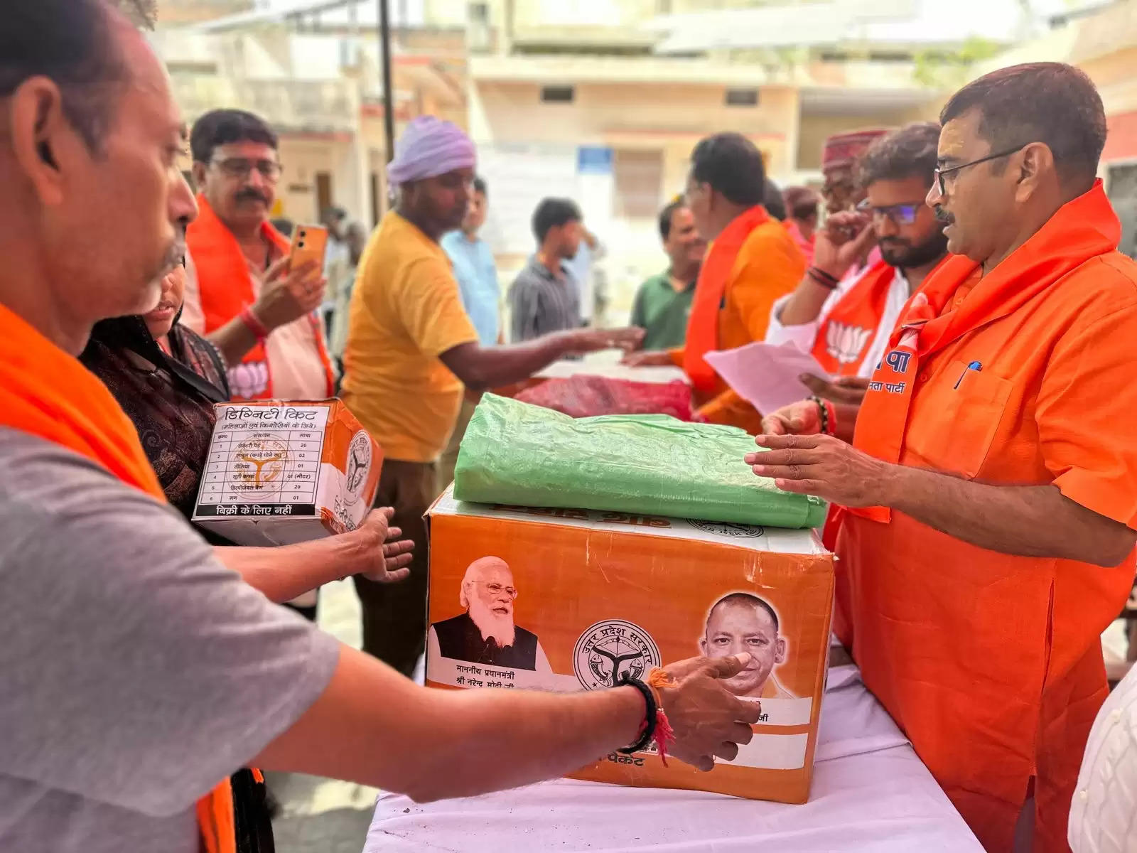 वाराणसी : विधायक डा. नीलकंठ तिवारी ने बाढ़ प्रभावितों में बांटी राहत सामग्री, बोले, योगी सरकार हर परिस्थिति में आपके साथ 