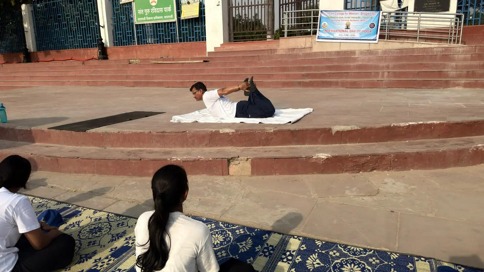 रविदास घाट पर सनबीम कॉलेज की स्वयंसेविकाओं ने किया योगाभ्यास, स्वस्थ जीवनशैली अपनाने का लिया संकल्प