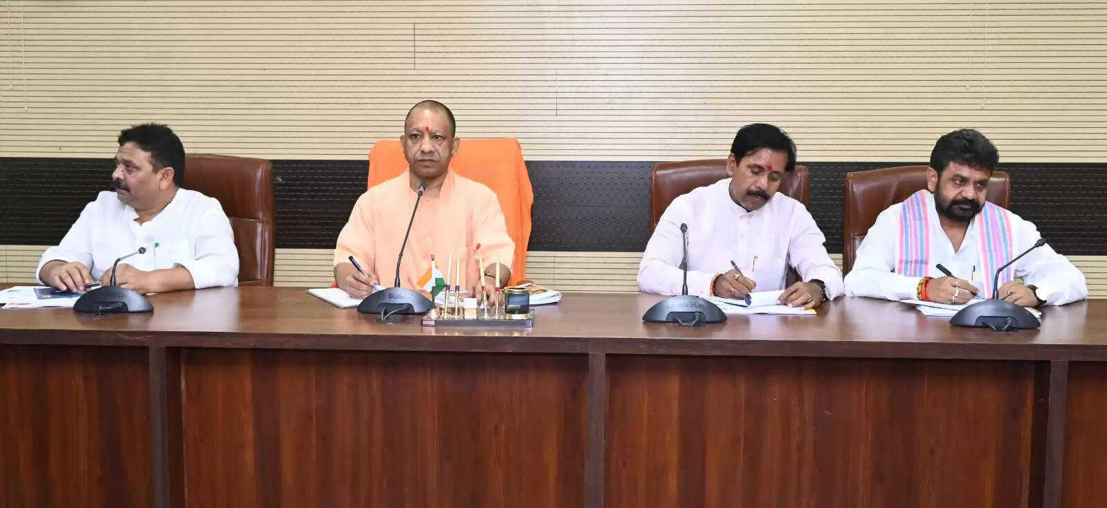  बाढ़ पीड़ितों को प्राथमिकता पर राहत सामग्री उपलब्ध कराई जाए-योगी आदित्यनाथ