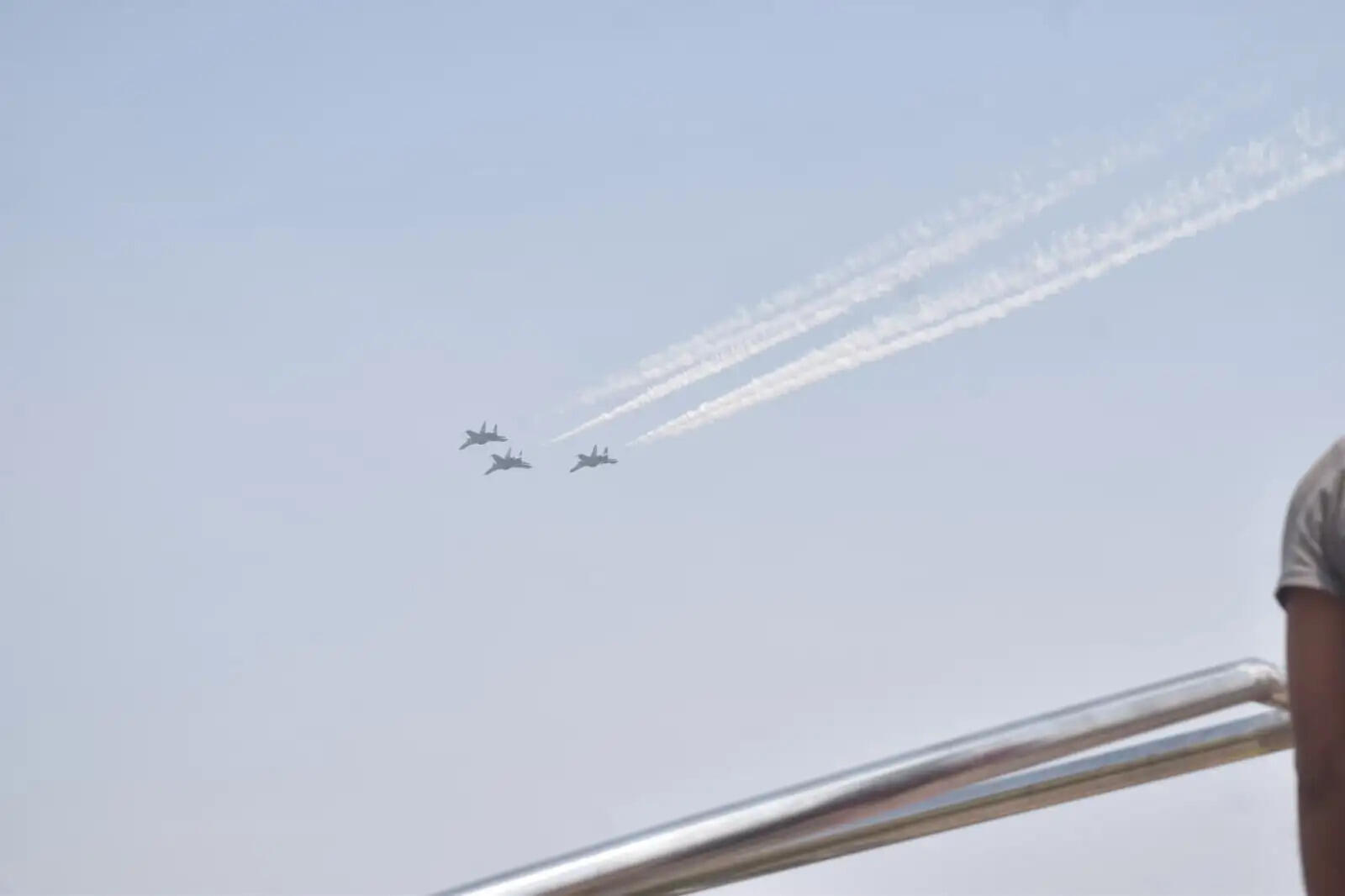 महाकुम्भ के समापन पर वायुसेना की 'महासलामी', संगम के ऊपर गरजे सुखोई - महाशिवरात्रि पर संगम के आसमान में भारतीय वायुसेना का एयर शो, सुखोई, एएन-32 और चेतक ने भरी उड़ान - सेना के जांबाज पायलटों ने हवा में दिखाई कलाबाजियां, गर्जना सुन श्रद्धालुओं ने गर्व और उत्साह से बजाईं तालियां - जय श्री राम, हर हर गंगे, हर हर महादेव के साथ मोदी-योगी के भी भी लगे जयकारे - एयर शो की फोटो और वीडियो बनाकर सोशल मीडिया पर शेयर कर रहे श्रद्धालु