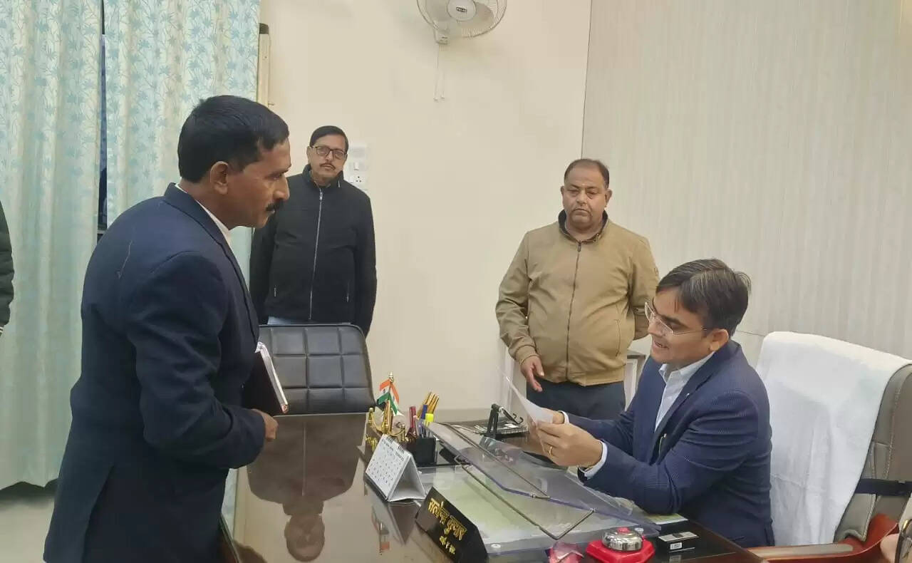 जिलाधिकारी सत्येन्द्र कुमार ने जनता दर्शन में सुनीं फरियादियों की समस्याएं