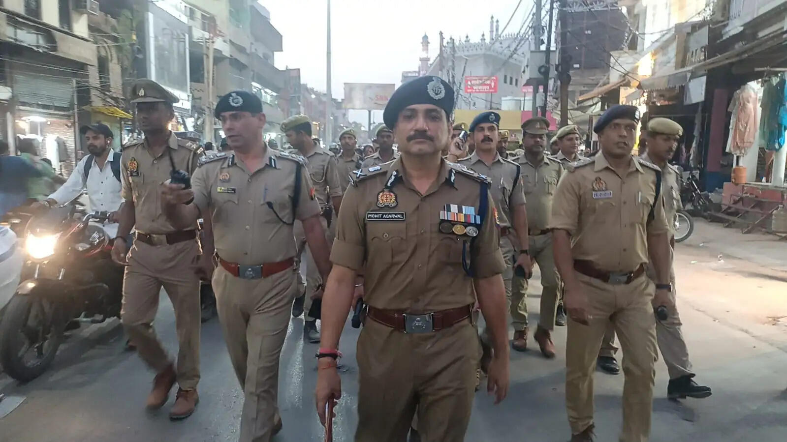 टेक्स्ट बिल्कुल कम रखो। थंबनेल इमेज की तरह बनाओ