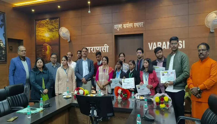 अटल जी के 100वें जन्मदिवस पर किया याद, माल्यार्पण कर दी श्रद्धांजलि, निकाली पदयात्रा  https://livevns.news/Varanasi/pm-modi-pays-tribute-to-former-pm-atal-bihari-vajpayee-on/cid15945676.htm   वाराणसी की हर महत्वपूर्ण खबर पढ़ने के लिए अभी फॉलो करें Live VNS का ऑफिशियल वाट्सऐप पेज 👇👇   https://whatsapp.com/channel/0029VaAPWex65yD2LWG35A25     Live VNS - भरोसा 1 दशक से लाखों बनारसियों का - बनारस की बात, बनारस के साथ