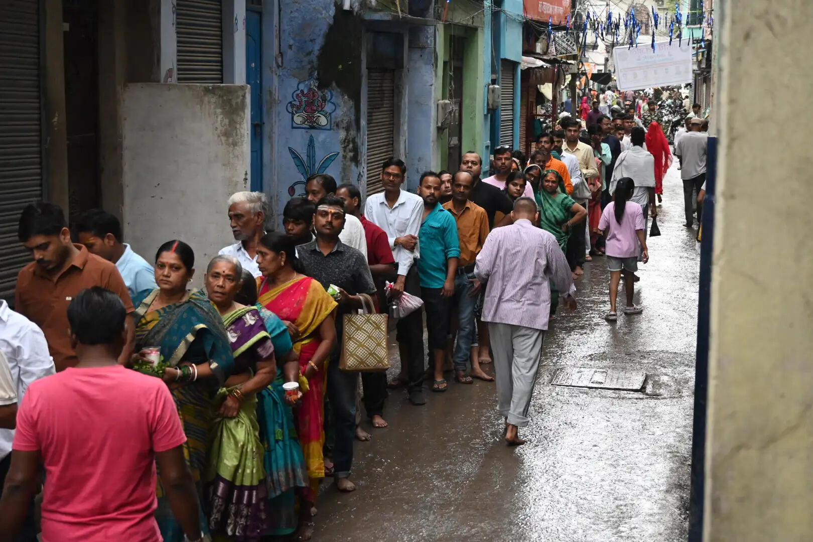 वाराणसी की हर महत्वपूर्ण खबर पढ़ने के लिए अभी फॉलो करें Live VNS का ऑफिशियल वाट्सऐप पेज 👇👇 https://whatsapp.com/channel/0029VaAPWex65yD2LWG35A25 Live VNS - भरोसा 1 दशक से लाखों बनारसियों का - बनारस की बात, बनारस के साथ अपने शहर के लेकर देश-दुनिया, खेल, धर्म, आध्यात्म, राशिफल, पञ्चाङ्ग तथा फ़िल्म और व्यापार जगत की ताजा-तरीन खबरों को पढ़ने के लिए अभी डाउनलोड करें Live VNS का ऑफिशियल एंड्रॉएड ऐप। http://play.google.com/store/apps/details?id=in.livevns.app.native