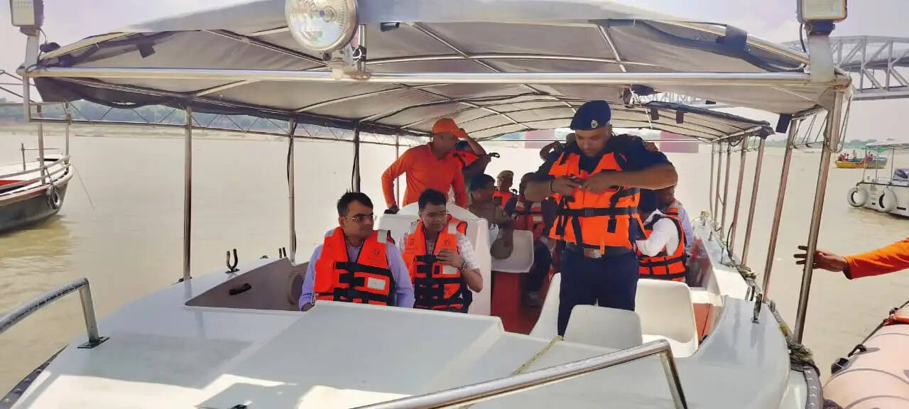 गंगा-वरुणा के बढ़ते जलस्तर पर प्रशासन अलर्ट, NDRF की नाव से बाढ़ प्रभावित इलाकों में पहुंचे डीएम
