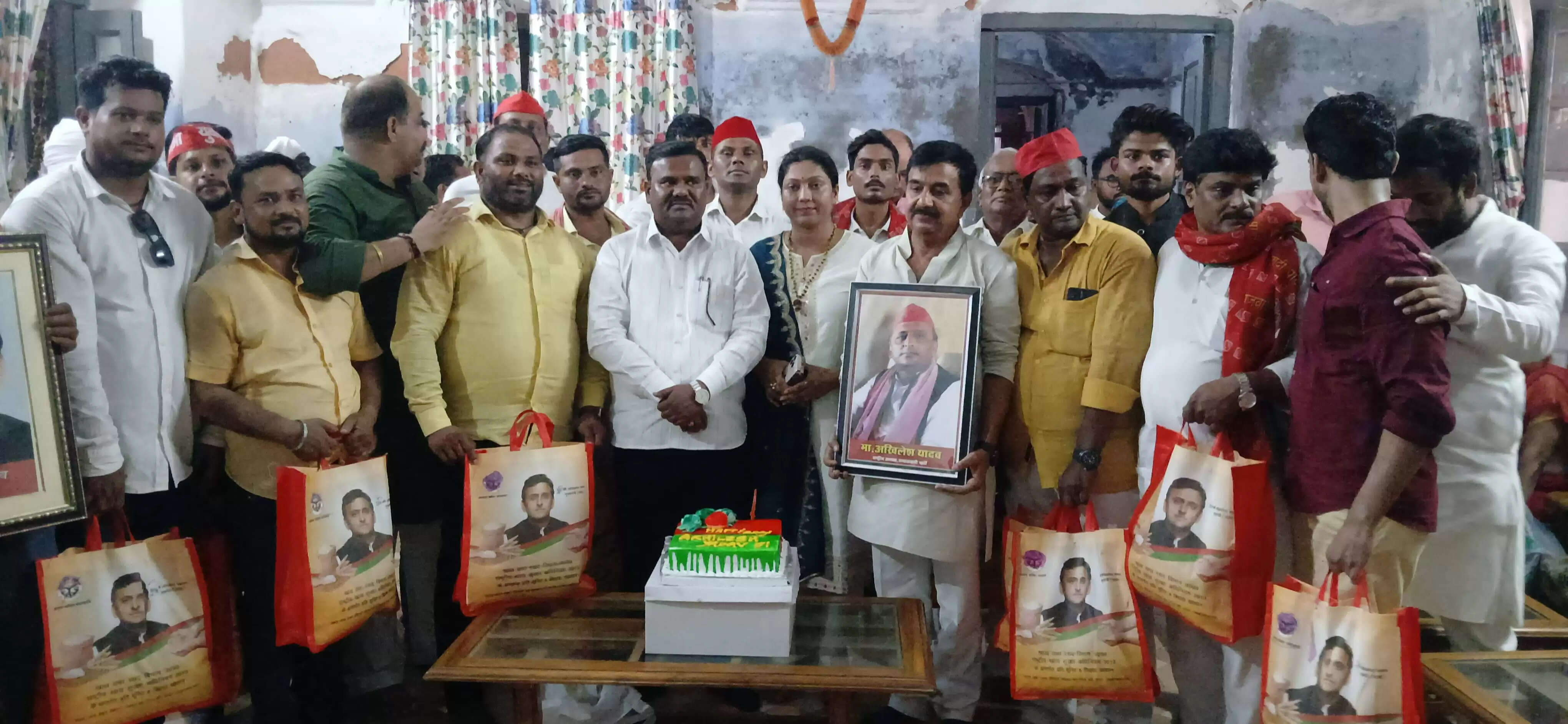 अखिलेश के 52वें जन्मदिन पर सपा कार्यकर्ताओं ने वृद्धजनों में बांटी समाजवादी राहत सामग्री, एकजुटता के साथ समाजवादी आंदोलन को आगे बढ़ाने का आह्वान&nbsp;