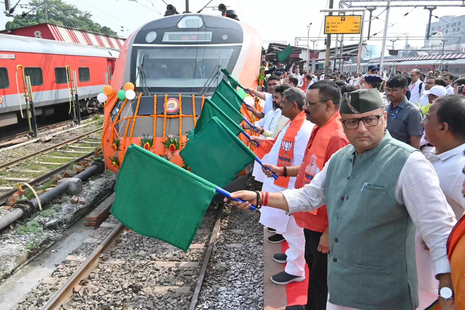 काशी में धूमधाम से मनाई जा रही गणेश चतुर्थी, बड़ा गणेश मंदिर में उमड़ा भक्तों का सैलाब