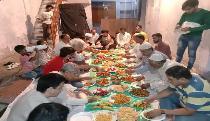 रमजान : मस्जिद मीर इमाम अली व कब्रिस्तान खास में हुआ अफ्तार का एहतेमाम, बनारस के पहले शिया जुमा जमात थे मौलाना