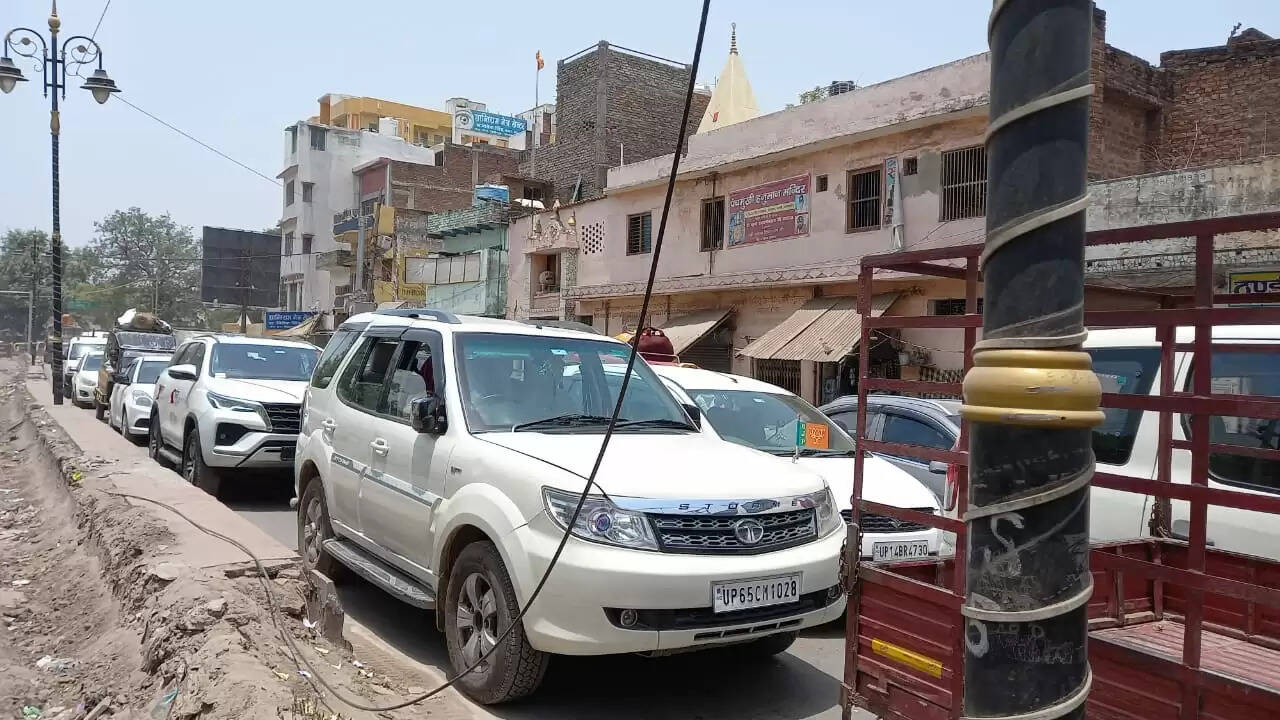 Heavy jam at Varanasi Bhadau octroi dot bridge