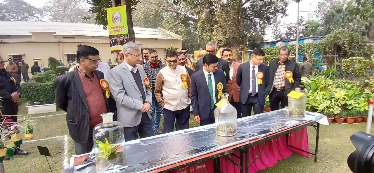  काशी हिंदू विश्वविद्यालय स्थित मालवीय भवन में गुरुवार को विश्वविद्यालय परिवार की ओर से महामना पंडित मदन मोहन मालवीय की जयंती के अवसर पर तीन दिवसीय भव्य पुष्प प्रदर्शनी का शुभारंभ हुआ। यह प्रदर्शनी न केवल बीएचयू की समृद्ध शैक्षणिक और सांस्कृतिक परंपरा को दर्शाती है, बल्कि विज्ञान, प्रकृति और आध्यात्मिकता के सुंदर समन्वय का भी जीवंत उदाहरण प्रस्तुत कर रही है।