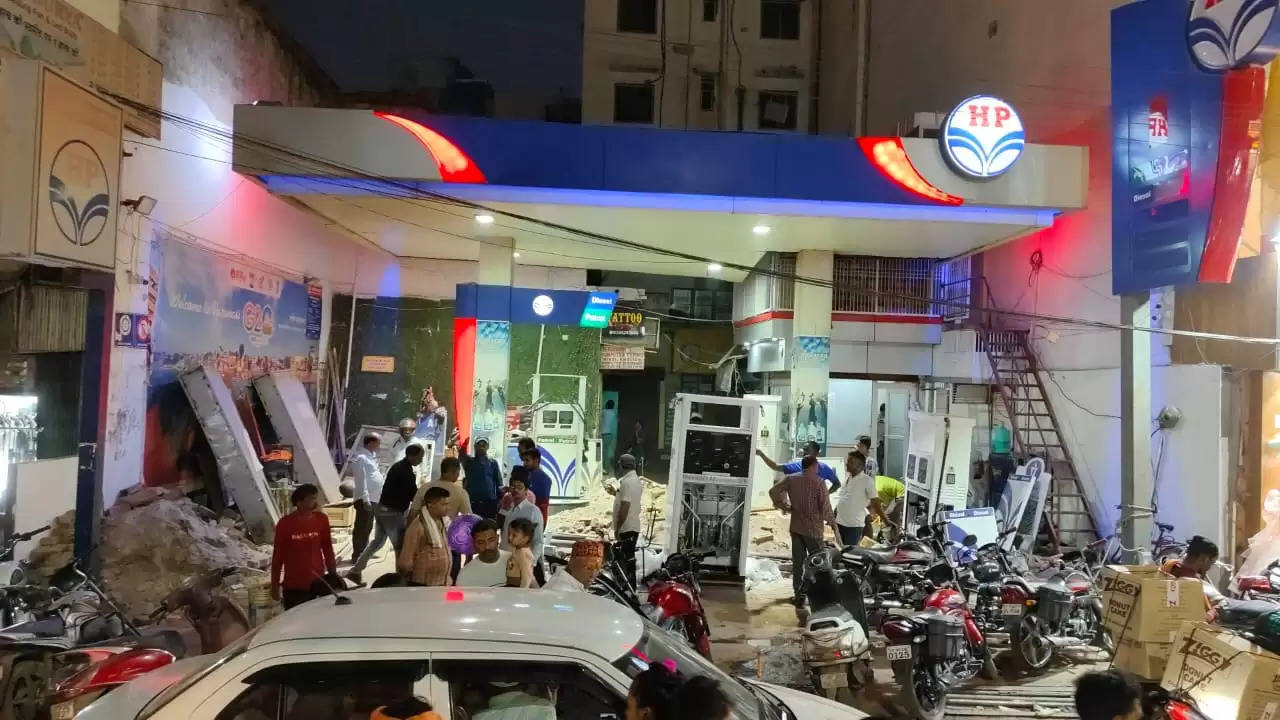 fire on petrol pump in varanasi