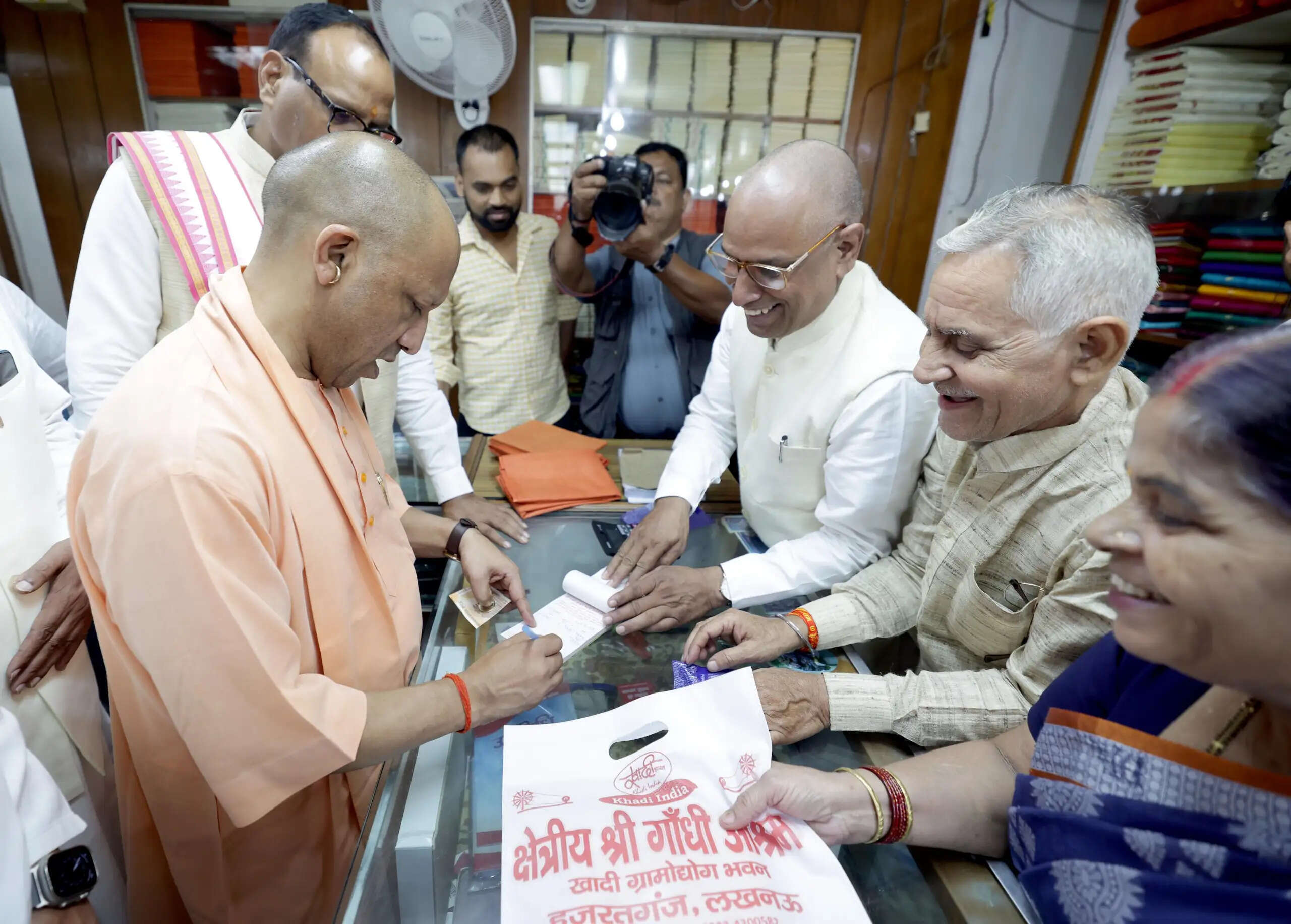 &nbsp;सीएम योगी ने गमछा खरीद कर किया भुगतान, आश्रम में उपलब्ध वस्त्रों-उत्पादों को देखा और जानकारी भी ली  सीएम ने खादी आश्रम में कार्यरत लोगों का कुशलक्षेम जाना और वहां मौजूद बच्चों को चॉकलेट दी