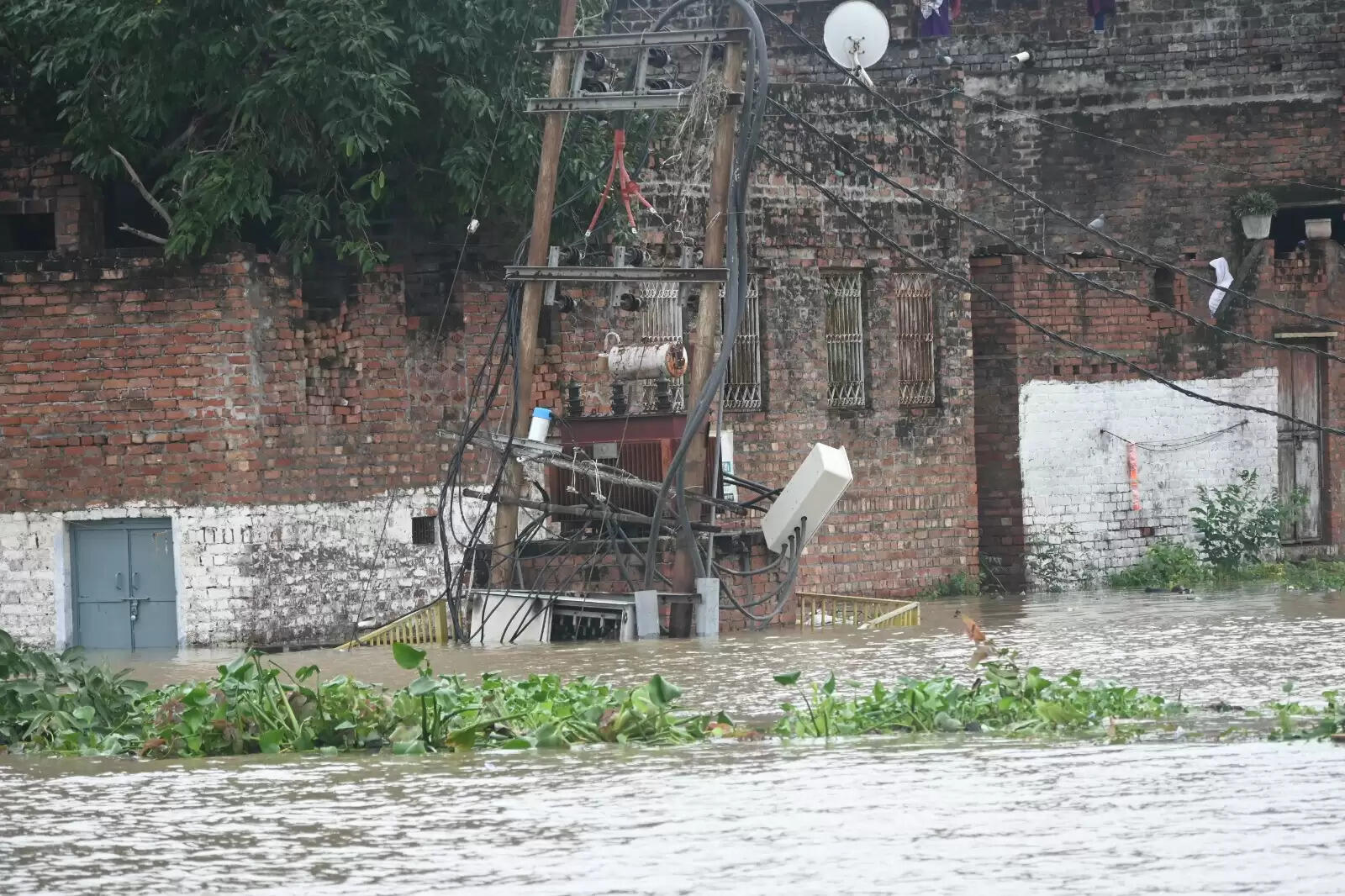 Varanasi flood 2025 : बनारस में बाढ़ की आफत, सड़कें और कॉलोनियां पानी-पानी, तस्वीरों में देखिये हालात