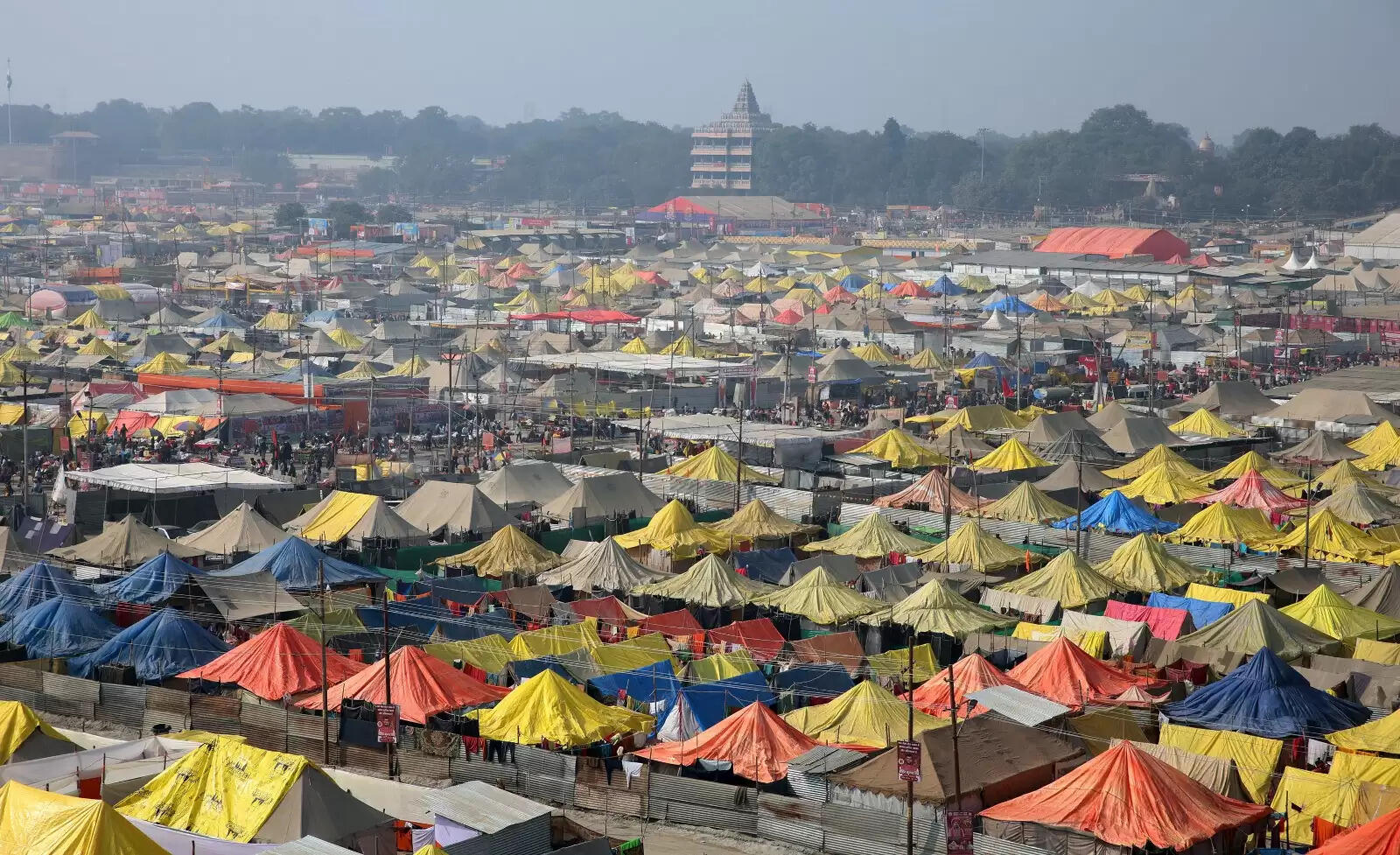 माघ मेले में मकर संक्रांति स्नान पर्व पर उठी आस्था की लहर, 1 करोड़ से अधिक लोगों ने लगाई पुण्य की डुबकी