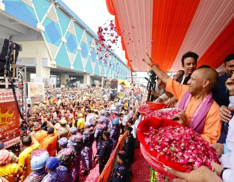 भोलेनाथ के भक्तों पर सीएम योगी ने की श्रद्धा की पुष्पवर्षा
