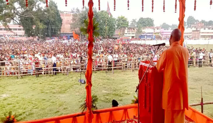 " देव दीपावली के पूर्व नमामि गंगे और नगर निगम ने कसी कमर, गंगा घाटों पर चला स्वच्छता अभियान "   " सिंधिया घाट से मणिकर्णिका घाट तक चलायी स्वच्छता की मुहिम, काशीवासियों को गंगा स्वच्छता से जुड़ने की अपील "    देव दीपावली के पूर्व सोमवार को नमामि गंगे व नगर निगम ने सिंधिया घाट से मणिकर्णिका घाट तक स्वच्छता की मुहिम चलाई साथ ही काशीवासियों को गंगा स्वच्छता से जुड़ने की अपील की गई है। काशी के घाटों को स्वच्छ रखने के लिए  आयोजित विशेष सफाई अभियान में जनता भी जुड़ी । नमामि गंगे ने  अभियान चलाकर घाटों की सफाई के साथ जागरूकता की। स्वच्छता अभियान के तहत घाटों पर जगह- जगह फेंके गए कूड़े कचरे को भी नमामि गंगे के सदस्यों ने उनके सही स्थान नगर निगम की कूड़ागाड़ी तक पहुंचाया‌। घाटों पर श्रमदान के बाद वहां उपस्थित पर्यटकों और आम लोगों को गंगा और घाटों को स्वच्छ रखने की शपथ भी दिलाई गई। पतित पावनी मां गंगा की अविरल धारा को निर्मलता के साथ बहने और उनको हमेशा स्वच्छ रखने के लिए सभी संकल्पबद्ध हुए। ‌गंगा मैया की जय के बीच नमामि गंगे काशी क्षेत्र के संयोजक व नगर निगम के स्वच्छता ब्रांड एम्बेसडर राजेश शुक्ला के नेतृत्व में सभी ने 'सबका साथ हो, गंगा साफ हो' के नारे संग प्रत्येक काशीवासी को गंगा स्वच्छता से जुड़ने की अपील की ‌गई। गंगा सेवक राजेश शुक्ला ने कहा कि गंगा सफाई अभियान के लिए युवाओं और माताओं-बहनों का उत्साह मां गंगा के लिए बड़ा लाभकारी है। स्वच्छता की प्रतिबद्धता के लिए संकल्प, साफ-सफाई और जागरूकता से अपनी गंगा नित निर्मलीकरण की ओर अग्रसर होंगी। आयोजन का मूल उद्देश्य गंगा से सबको जोड़ना है। उन्होंने कहा कि गंगा स्वच्छता के लिए जन सहभागिता बहुत जरूरी है। आयोजन में प्रमुख रूप से नमामि गंगे काशी क्षेत्र के संयोजक व नगर निगम के स्वच्छता ब्रांड एम्बेसडर राजेश शुक्ला, आदर्श श्रीवास्तव, शिवम त्रिपाठी, विंस पटेल, सत्यम अग्रवाल एवं नगर निगम के कर्मचारी शामिल रहे।