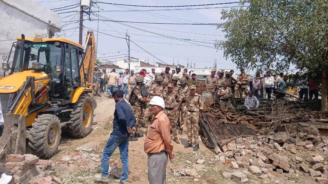अवलेशपुर में गरजा बुलडोजर, अतिक्रमण हटाने पहुंची टीम तो महिलाओं ने मिठाई-पानी देकर जताया विरोध