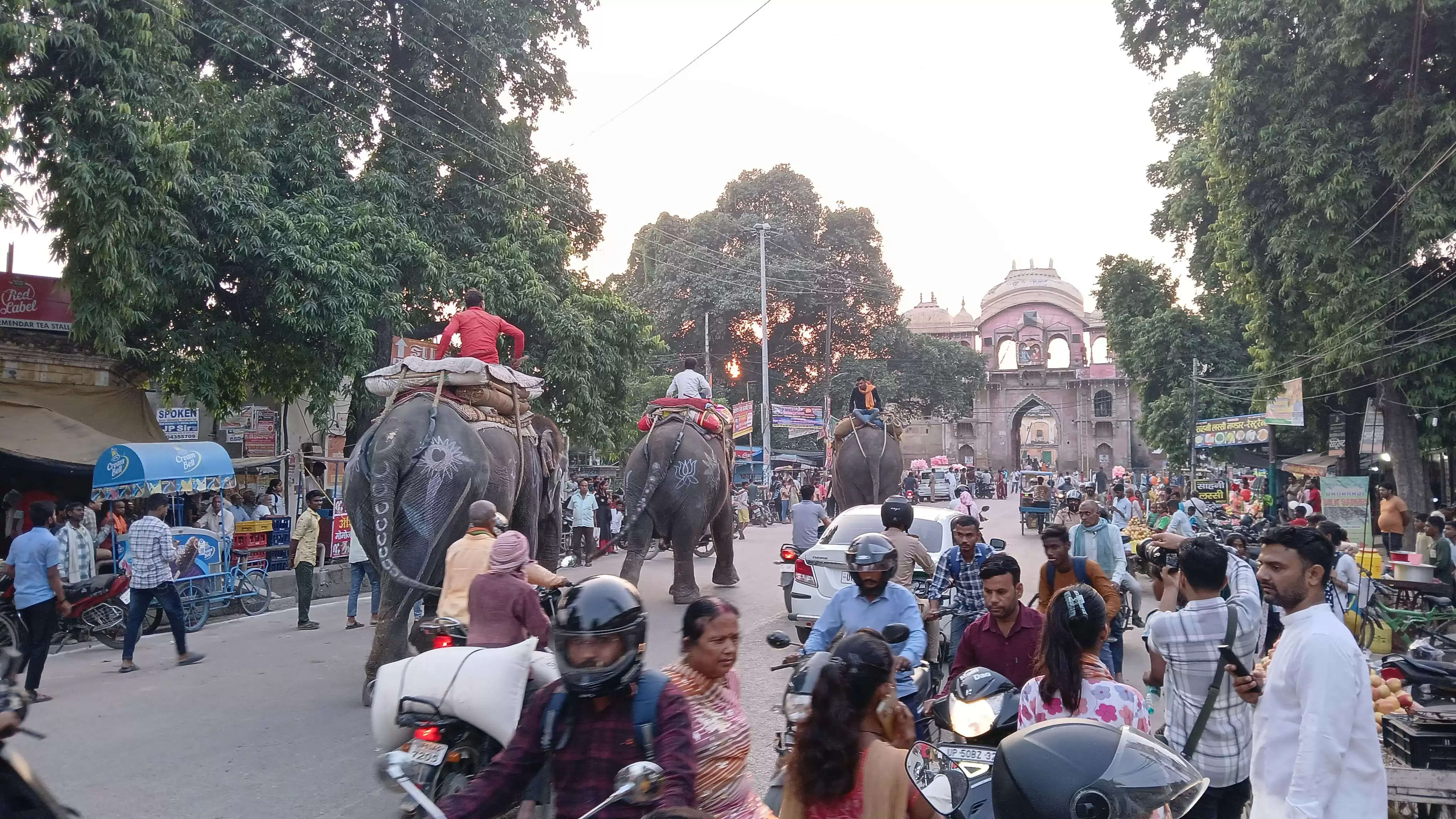 फुलवरिया में भरत मिलाप की भव्य शोभायात्रा, कैबिनेट मंत्री अनिल राजभर ने आपसी प्रेम और भाईचारे का किया आह्वान  https://livevns.news/Varanasi/cid15530083.htm  अपने शहर से लेकर देश-दुनिया, खेल, धर्म, आध्यात्म, राशिफल, पञ्चाङ्ग तथा फ़िल्म और व्यापार जगत की ताजा-तरीन खबरों को पढ़ने के लिए अभी डाउनलोड करें Live VNS का ऑफिशियल एंड्रॉएड ऐप।  http://play.google.com/store/apps/details?id=in.livevns.app.native