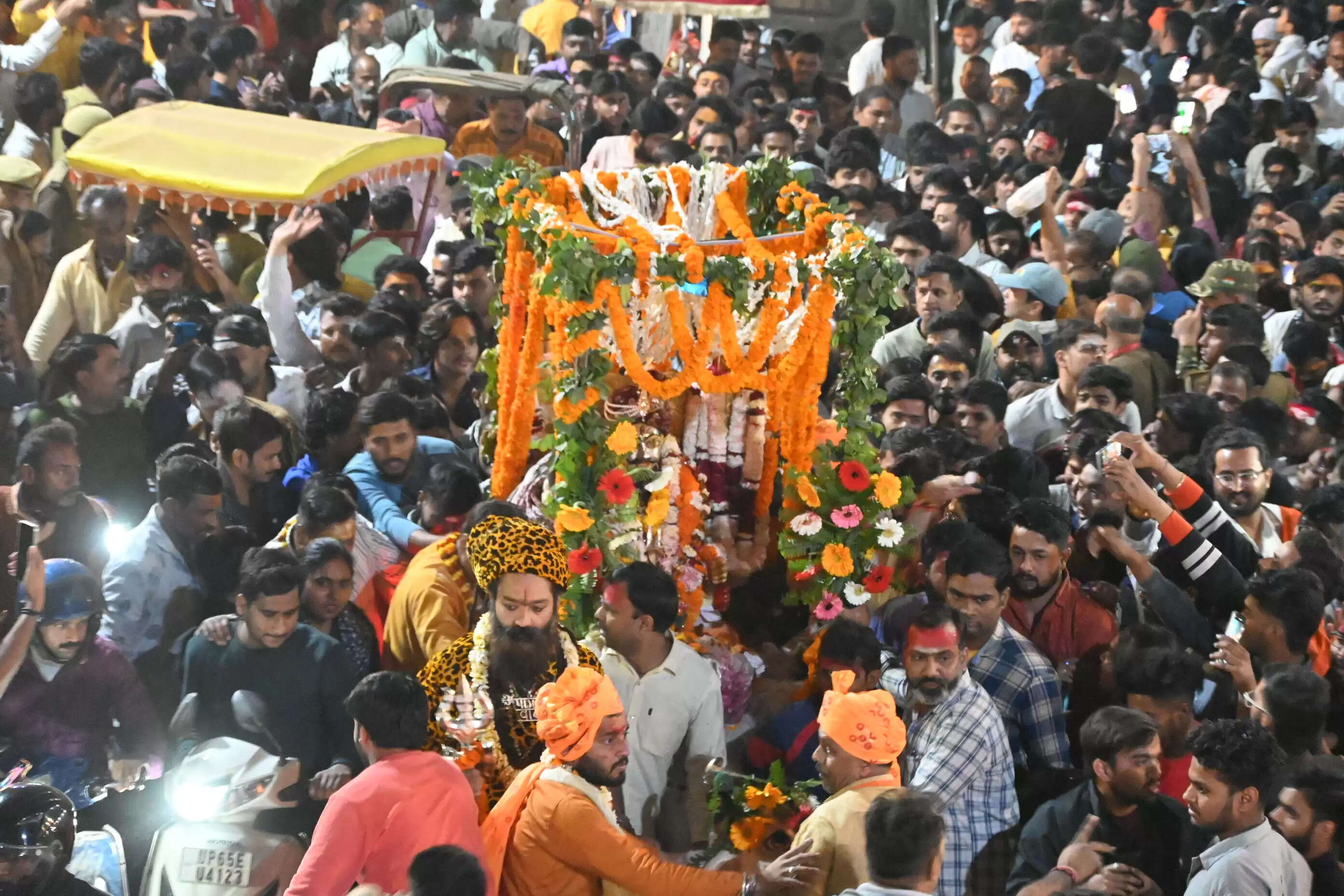 महाकुंभ में श्रद्धालुओं की सेवा संग रेलवे को खूब हुई कमाई, टिकटों से आया राजस्व, लखनऊ डीआरएम ने भविष्य की प्लानिंग बताई https://livevns.news/Top-Headlines/railways-earn-a-lot-of-money-with-the-service-of-devotees/cid16285118.htm वाराणसी की हर महत्वपूर्ण खबर पढ़ने के लिए अभी फॉलो करें Live VNS का ऑफिशियल वाट्सऐप पेज 👇👇 https://whatsapp.com/channel/0029VaAPWex65yD2LWG35A25 Live VNS - भरोसा 1 दशक से लाखों बनारसियों का - बनारस की बात, बनारस के साथ