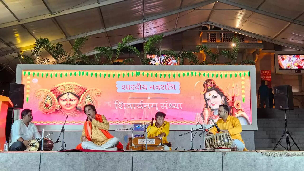 शारदीय नवरात्रि के तीसरे दिन काशी विश्वनाथ धाम में भव्य भजन संध्या का आयोजन