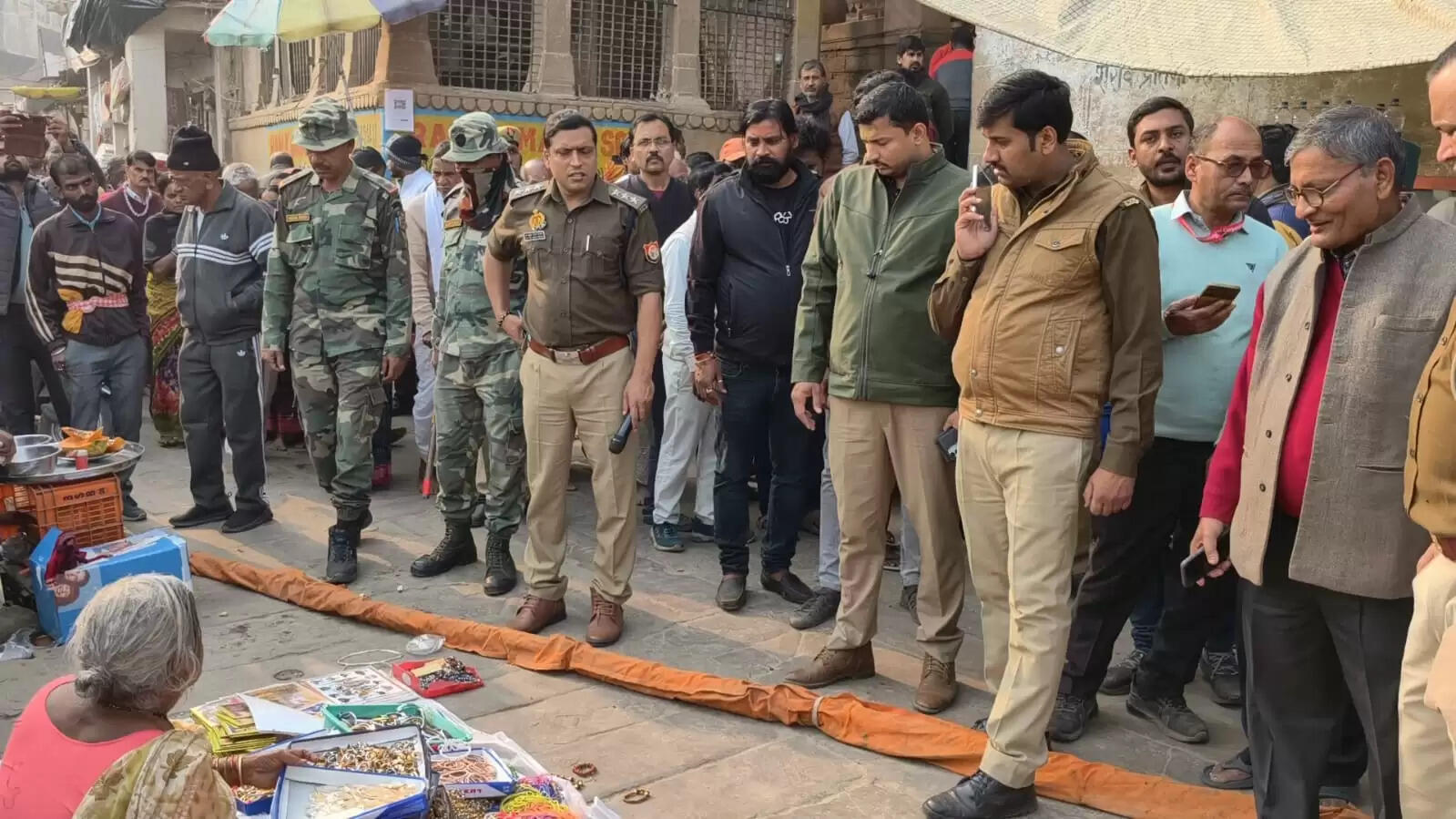 वाराणसी। डोमराजा परिवार की चेतावनी के बाद प्रशासन हरकत में आया। एसीपी दशाश्वमेध अतुल अंजान त्रिपाठी के नेतृत्व में पुलिस बल ने मणिकर्णिका से सिंधिया घाट तक अभियान चलाया। इस दौरान अवैध अतिक्रमण हटवाया गया। वहीं अतिक्रमणकारियों को सख्त चेतावनी दी गई। पुलिस की सख्ती से अतिक्रमणकारियों में खलबली मची रही।&nbsp;