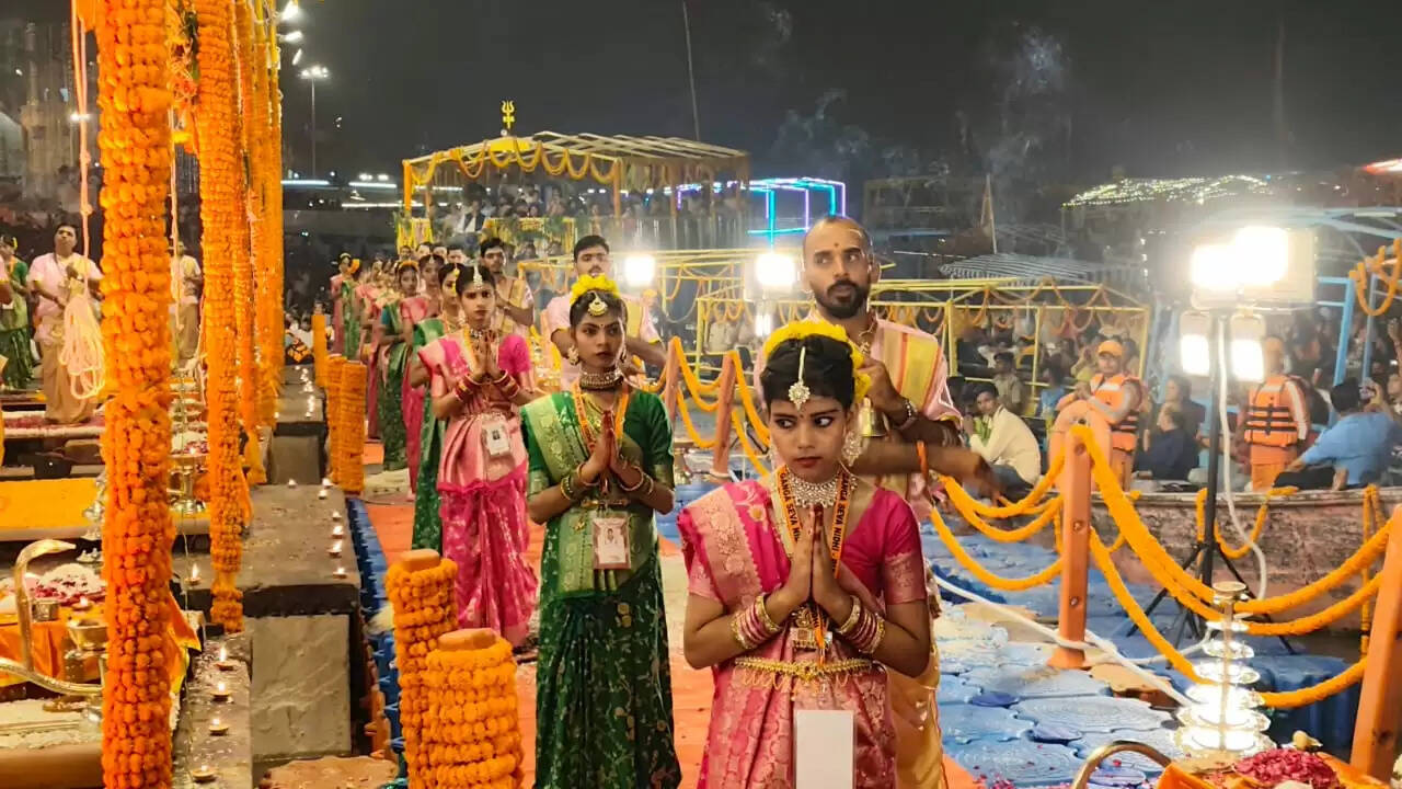 ऑपरेशन सिंदूर को समर्पित रही मां गंगा की महाआरती, 51 हजार दीपों की आभा से जगमगाया दशाश्वमेध घाट, आध्यात्म और राष्ट्रभक्ति का दिखा संगम