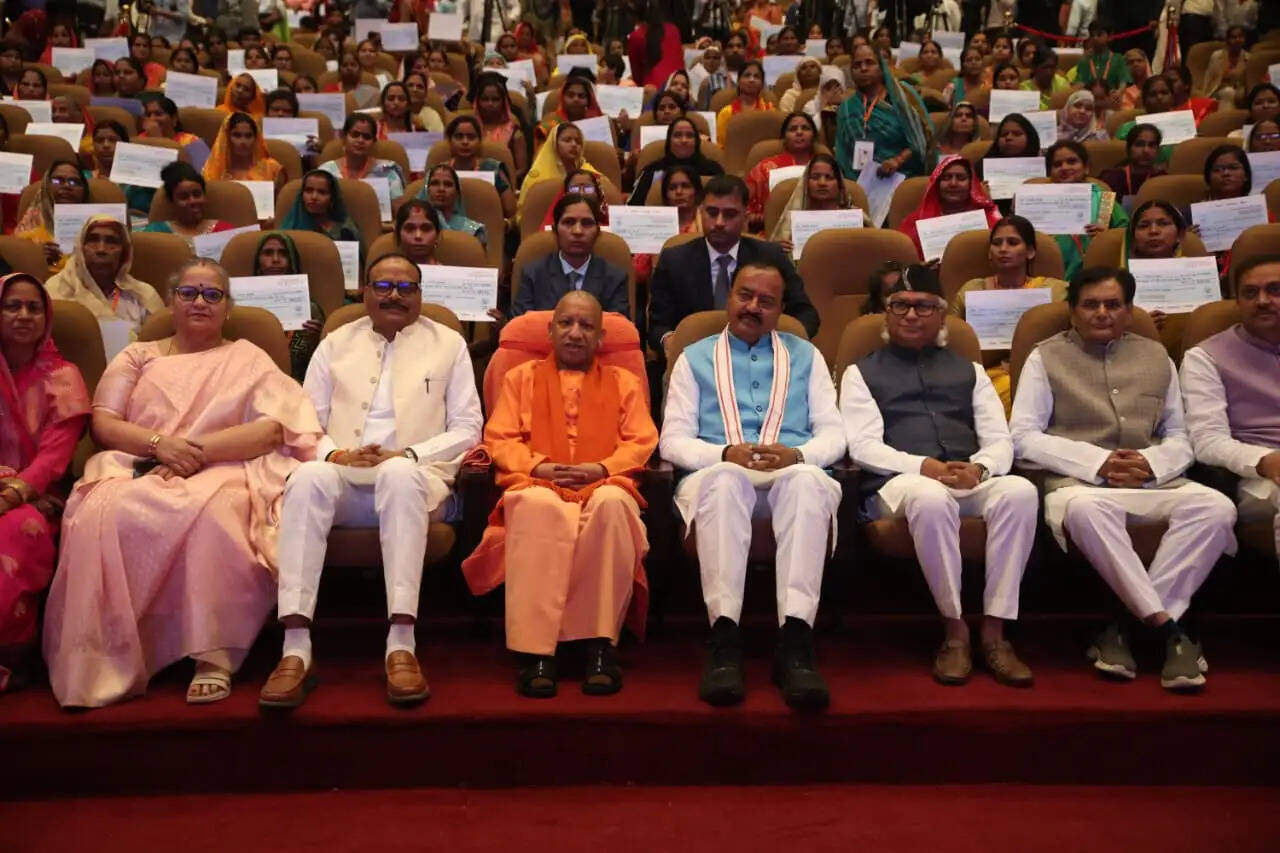  मुख्यमंत्री योगी आदित्यनाथ ने होली के अवसर पर शनिवार को लोकभवन में प्रधानमंत्री उज्जवला योजना के तहत प्रदेश के 1.86 करोड़ परिवारों को गैस सिलेंडर रिफिल सब्सिडी की 1500 करोड़ रुपये की धनराशि जारी की। मुख्यमंत्री ने कहा कि प्रधानमंत्री मोदी जी के मार्गदर्शन में गरीब, अन्नदाता किसान, महिलाओं और युवाओं को प्राथमिकता के आधार पर सरकारी योजनाओं से लाभान्वित करने का कार्य जारी है। होली व दीपावली पर लाभार्थियों परिवारों को एक-एक नि:शुल्क सिलेंडर रिफिल की सुविधा दी जा रही है। उज्ज्वला योजना के तहत देश में 10 करोड़ से अधिक लोगों को गैस कनेक्शन की सुविधा प्रदान की गई है, जिसमें उत्तर प्रदेश में 1.86 करोड़ परिवारों को इसका लाभ मिला है। सीएम योगी ने इस अवसर पर दस लाभार्थी महिलाओं को स्वयं सब्सिडी राशि के प्रतीकात्मक चेक सौंपे।  सबका साथ-सबका विकास ही मंत्र