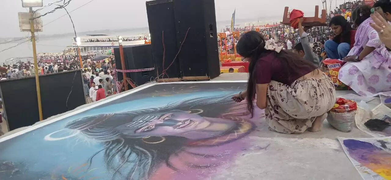 गंगा घाट दीपों की लाखों ज्योतियों से आलोकित होने को तैयार हैं। घाटों पर सज रही दीयों की कतारें, रंग-बिरंगी रंगोलियां और श्रद्धालुओं का उत्साह मिलकर अद्भुत दृश्य प्रस्तुत कर रहे हैं। शाम 5:30 बजे दीप प्रज्वलन के साथ ही काशी विश्वनाथ की नगरी रोशनी और आस्था के सागर में डूब जाएगी।