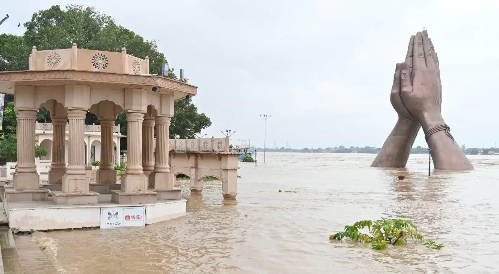 वाराणसी में गंगा स्थिर, कई इलाके जलमग्न, तस्वीरों में दिखी दुश्वारियां