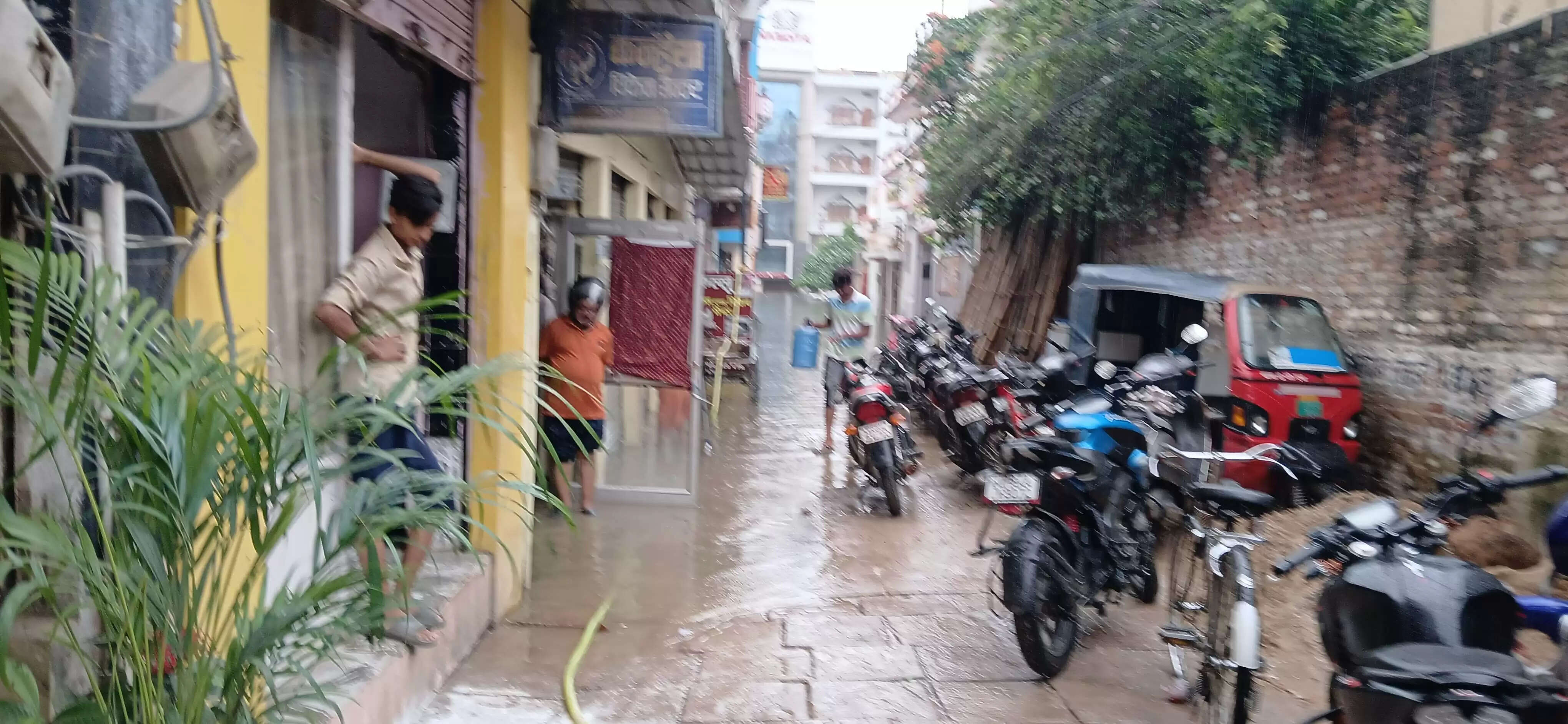 वाराणसी में गंगा का रौद्र रूप, वरूणा में भी उफान, बाढ़ से हालात गंभीर, केंद्रीय जल आयोग ने जारी किया अलर्ट