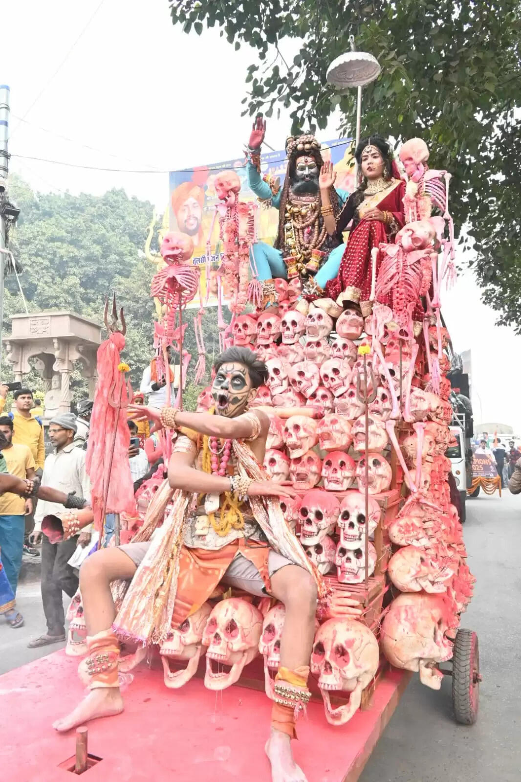 श्री काशी विश्वनाथ धाम की चौथी वर्षगांठ के अवसर पर शिव बारात समिति की ओर से शनिवार को भव्य शोभायात्रा का आयोजन किया गया। शोभायात्रा मैदागिन से प्रारंभ होकर दशाश्वमेध घाट तक निकाली गई, जिसमें शिवभक्तों की भारी भीड़ उमड़ी। डमरू-नगाड़ों की गूंज, हर-हर महादेव के जयघोष और आकर्षक झांकियों ने पूरे मार्ग को भक्तिमय वातावरण से सराबोर कर दिया।