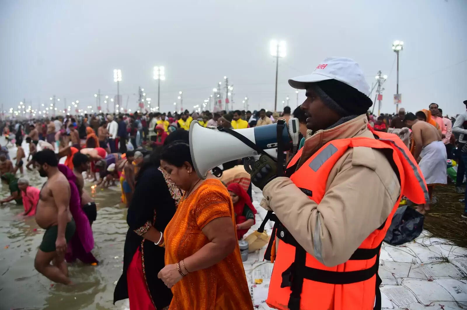 &nbsp;कड़ाके की ठंड के बाद भी संगम में उमड़ा आस्था का सैलाब, प्रथम स्नान पर्व पर 31 लाख से अधिक ने किया पुण्य स्नान