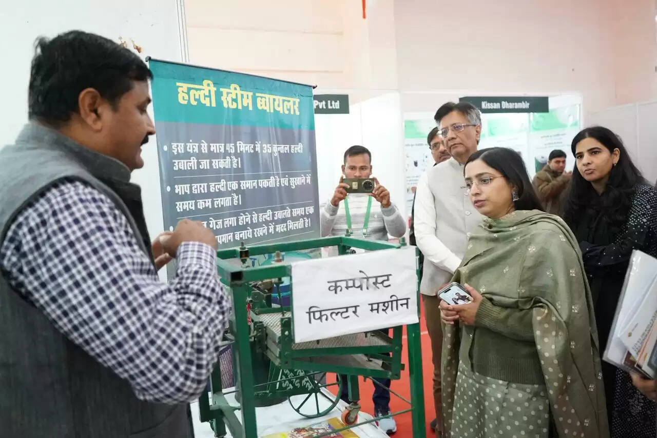 मुख्यमंत्री योगी आदित्यनाथ के निर्देश पर महिला-नेतृत्व वाले उद्यमों को बढ़ावा दिया जा रहा है। इसी उद्देश्य से आजीविका-केंद्रित तकनीकों पर इंदिरा गांधी प्रतिष्ठान में राज्य स्तरीय कार्यक्रम आयोजित किया गया। जिसमें सरकारी मिशन, तकनीक विकसित करने वाली संस्थाओं, महिला उद्यमियों और विषय विशेषज्ञों ने भाग लिया। कार्यक्रम का उद्देश्य यह समझना था कि किस प्रकार व्यवहारिक और नवाचारी तकनीकी समाधान उत्तर प्रदेश में महिलाओं द्वारा संचालित उद्यमों को मजबूत बना सकते हैं। यह कार्यक्रम उप्र. राज्य ग्रामीण आजीविका मिशन, विज्ञान एवं प्रौद्योगिकी विभाग के अंतर्गत साइंस फॉर इक्विटी, एम्पावरमेंट एंड डेवलपमेंट डिवीजन, डेवलपमेंट अल्टरनेटिव्स और विज्ञान आश्रम के सहयोग से आयोजित किया गया।