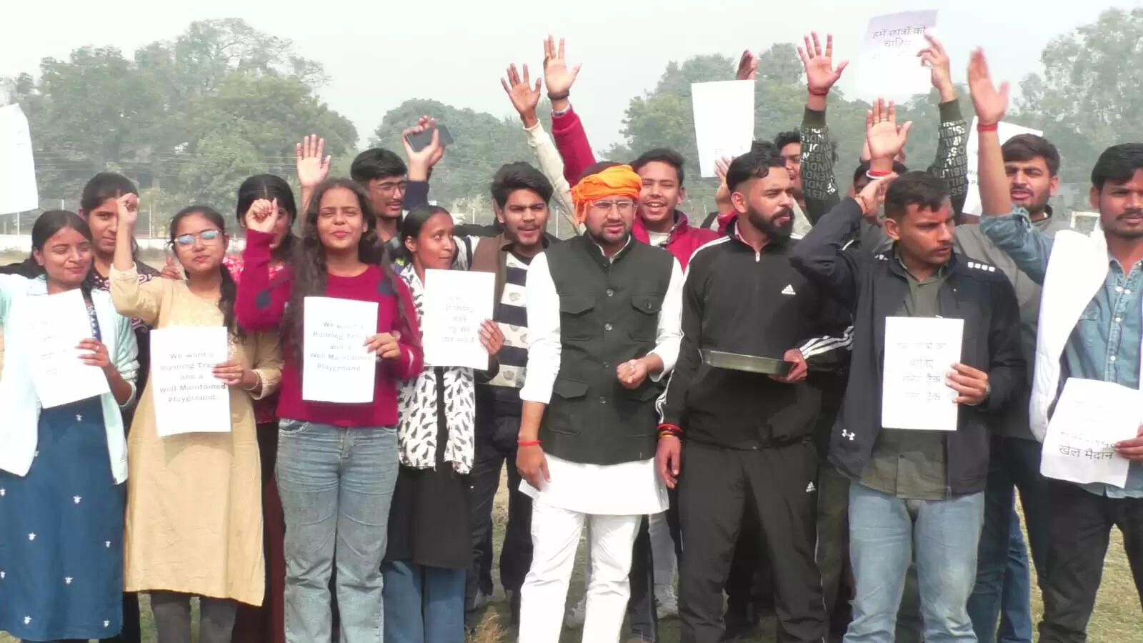 लखनऊ में छाया जबरदस्त कोहरा कोहरे के कारण मैच को शुरू होने में देरी 7:30 बजे होगा इंस्पेक्शन उसके बाद होगा टॉस इकाना स्टेडियम में भारत और दक्षिण अफ्रीका के बीच चौथा T20 मुकाबला क्रिकेट प्रेमियों में निराशा जबरदस्त कोहरे के कारण विजिबिलिटी हुई कम