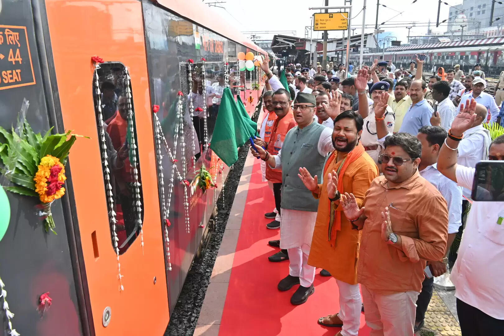 काशी में धूमधाम से मनाई जा रही गणेश चतुर्थी, बड़ा गणेश मंदिर में उमड़ा भक्तों का सैलाब