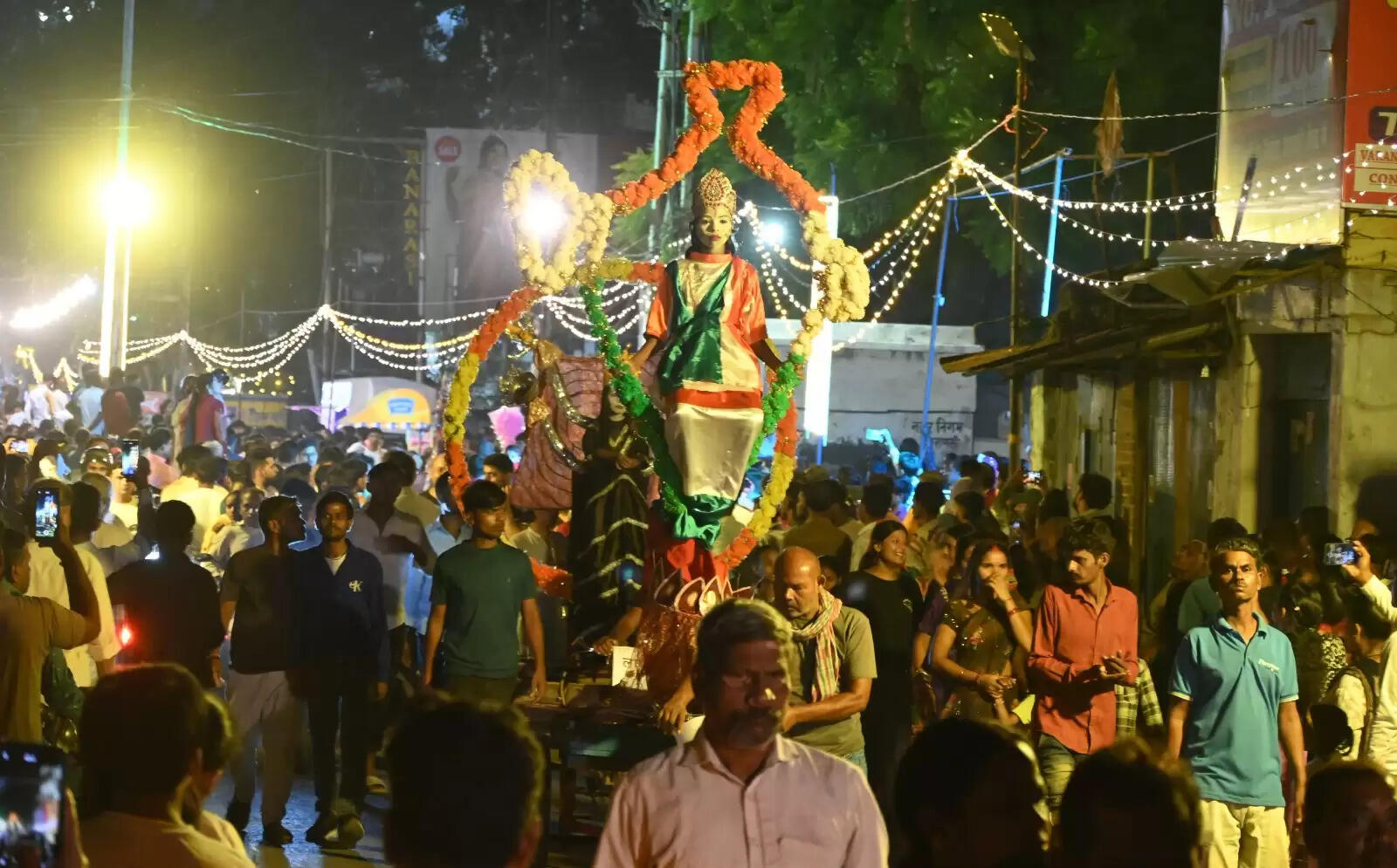 चेतगंज की विश्व प्रसिद्ध नक्क्टैया का आयोजन शुक्रवार की रात किया गया। नक्कटैया में देश भर से आए लाग विमान शामिल हुए। इसमें तरह-तरह की झाकियों ने लोगों का मन मोह लिया। पहलगाम हमले के बाद पाकिस्तान के खिलाफ भारत के ऑपरेशन सिंदूर की झांकी ने लोगों का ध्यान खींचा।