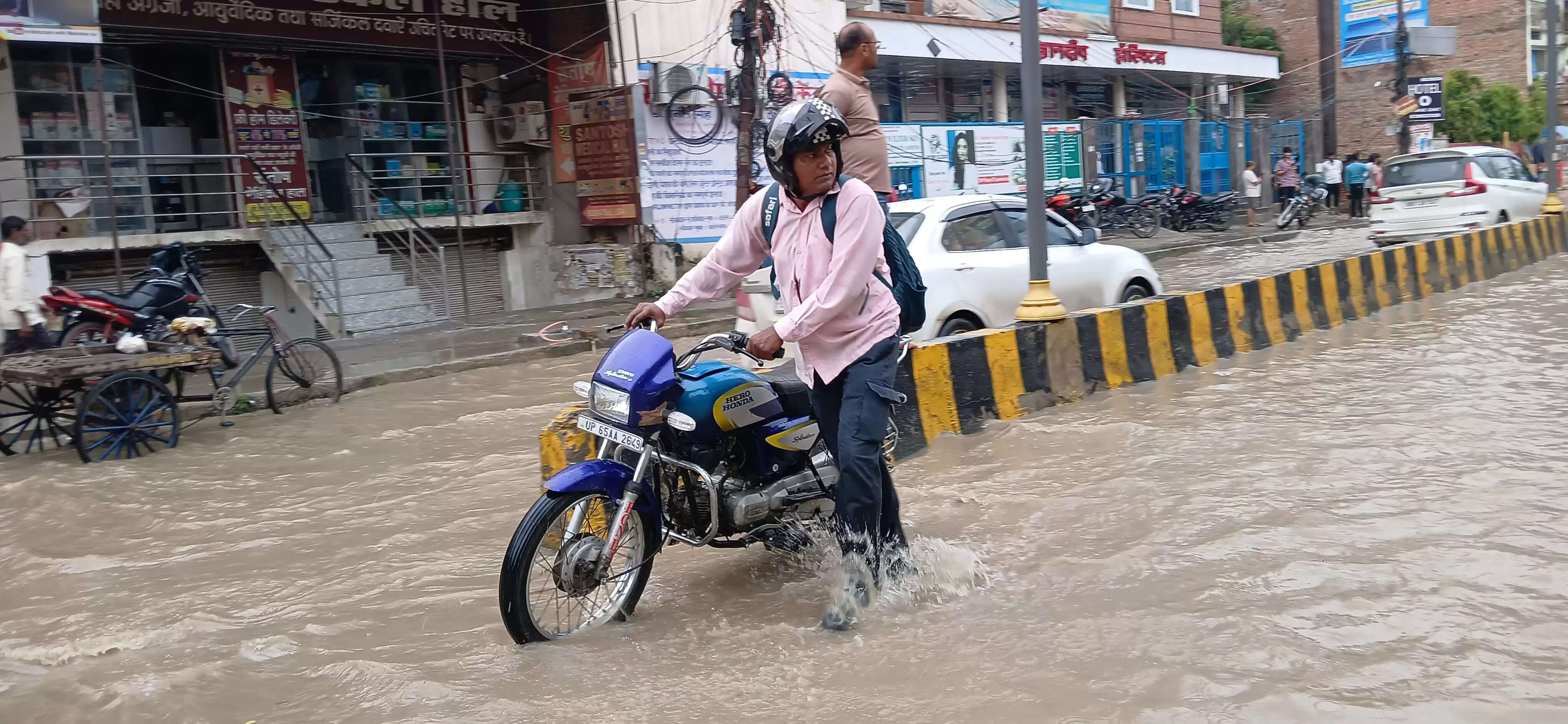 वाराणसी में गंगा का रौद्र रूप, वरूणा में भी उफान, बाढ़ से हालात गंभीर, केंद्रीय जल आयोग ने जारी किया अलर्ट