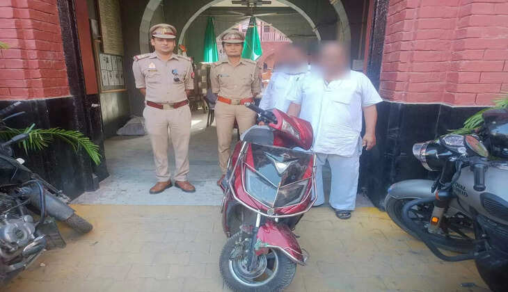 दाह-संस्कार में मणिकर्णिका घाट आए व्यक्ति की स्कूटी हुई गायब, चौक पुलिस ने ढूंढकर मालिक को सौंपा