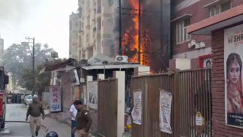 चेतगंज थाना क्षेत्र के रामकटोरा इलाके में मंगलवार को अचानक आग लगने से हड़कंप मच गया। आग की तेज लपटें और आसमान में उठता धुआं देखकर आसपास के लोगों में अफरा-तफरी की स्थिति बन गई। स्थानीय लोगों ने तुरंत पुलिस और दमकल विभाग को सूचना दी, जिसके बाद राहत और बचाव कार्य शुरू किया गया।