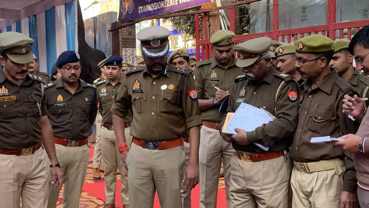 ज्वाइंट पुलिस कमिश्नर ने सिगरा थाने का किया निरीक्षण, मिली कमियां, सुधार के दिए निर्देश  https://livevns.news/Varanasi/joint-commissioner-of-police-inspects-sigra-police-station/cid15872715.htm   वाराणसी की हर महत्वपूर्ण खबर पढ़ने के लिए अभी फॉलो करें Live VNS का ऑफिशियल वाट्सऐप पेज 👇👇   https://whatsapp.com/channel/0029VaAPWex65yD2LWG35A25  