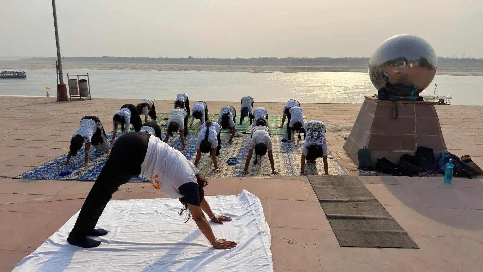 रविदास घाट पर सनबीम कॉलेज की स्वयंसेविकाओं ने किया योगाभ्यास, स्वस्थ जीवनशैली अपनाने का लिया संकल्प