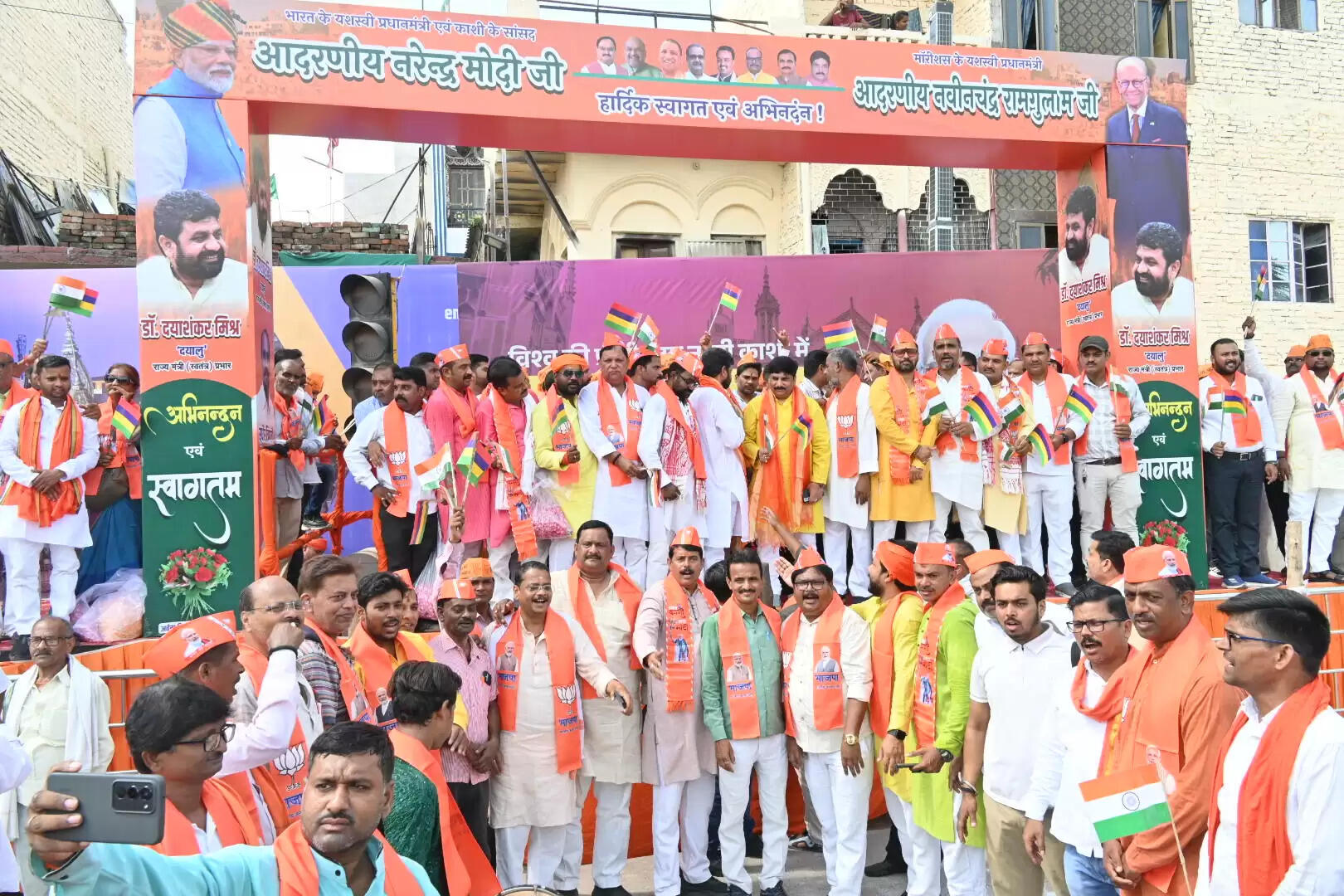 देखें तस्वीरें