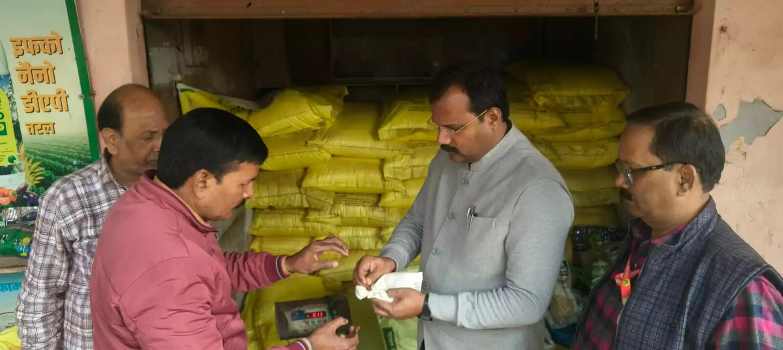 किसानों को उचित मूल्य पर उर्वरक उपलब्ध कराने, कालाबाजारी रोकने और उर्वरकों की गुणवत्ता बनाए रखने के उद्देश्य से जनपद में मंगलवार को व्यापक छापेमारी अभियान चलाया गया। शासन के निर्देश पर जिलाधिकारी सत्येंद्र कुमार के आदेश और मुख्य विकास अधिकारी प्रखर कुमार सिंह के नेतृत्व में उर्वरक निरीक्षकों एवं विभिन्न विभागों के अधिकारियों की संयुक्त टीमें गठित कर यह कार्रवाई की गई।
