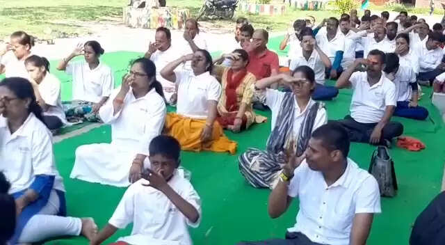 Divyangjan did yoga in CM Anglo Bengali Inter College Varana