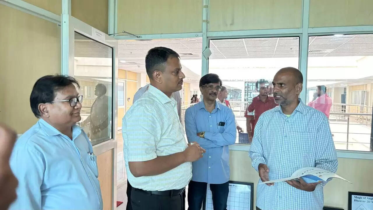 मंडलायुक्त ने बीएचयू के अटल इन्क्यूबेशन सेंटर का किया दौरा, स्टार्टअप्स को प्रशासन से जोड़ने का दिया सुझाव