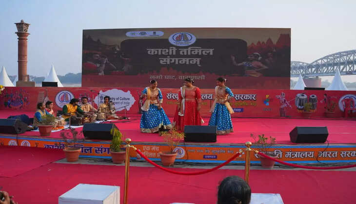  काशी तमिल संगमम 4.0 के चौथे दिन नमो घाट के मुक्ताकाश मंच पर भव्य सांस्कृतिक कार्यक्रम आयोजित हुआ। यह कार्यक्रम उत्तर मध्य क्षेत्र सांस्कृतिक केंद्र प्रयागराज, दक्षिण क्षेत्र सांस्कृतिक केंद्र तंजावूर और संस्कृति मंत्रालय, भारत सरकार द्वारा संयुक्त रूप से आयोजित किया गया। तमिलनाडु और काशी के कलाकारों ने अपनी शानदार प्रस्तुतियों से दर्शकों को मंत्रमुग्ध कर दिया। पूरे कार्यक्रम में उत्साह, कला और संस्कृति का अद्भुत समागम देखने को मिला।