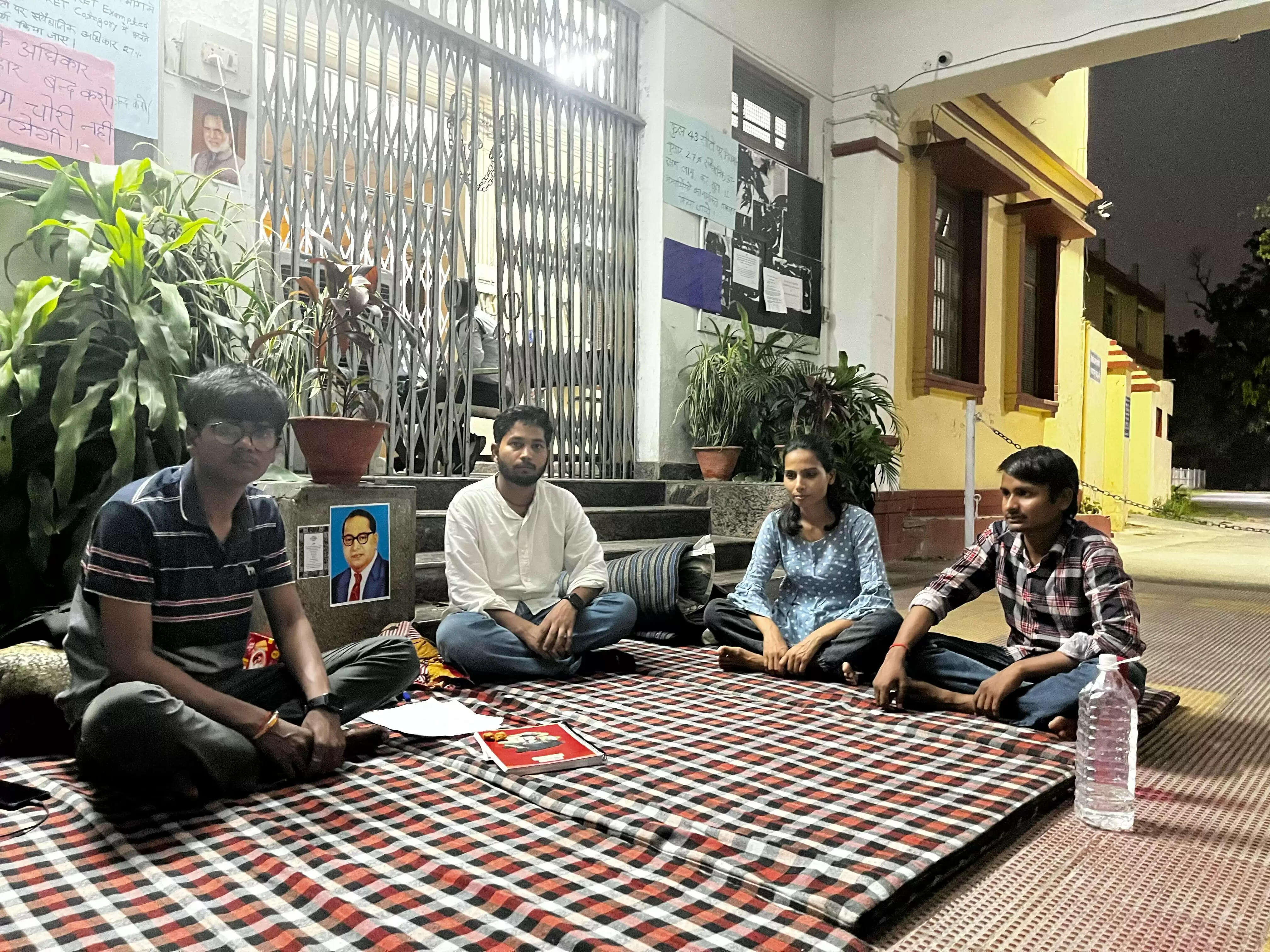 बीएचयू में पीएचडी नामांकन को लेकर छात्रों का धरना जारी, ओबीसी आरक्षण में कटौती का लगाया आरोप